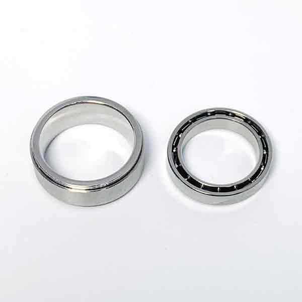 スピナーリング(左)